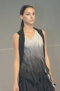 Moda şovu, model 12 Temmuz 2007 'de podyumda yürüyor.