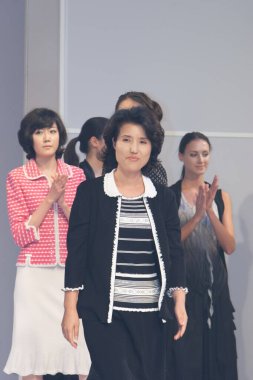 Moda şovu, model 12 Temmuz 2007 'de podyumda yürüyor.