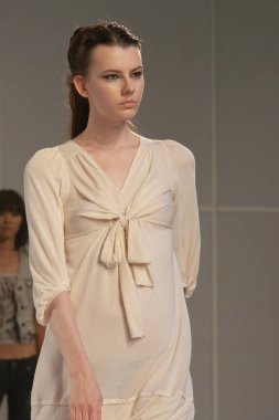 Moda şovu, model 12 Temmuz 2007 'de podyumda yürüyor.