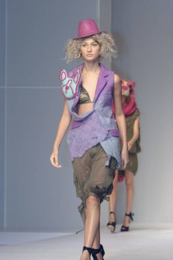 Moda şovu, model 12 Temmuz 2007 'de podyumda yürüyor.