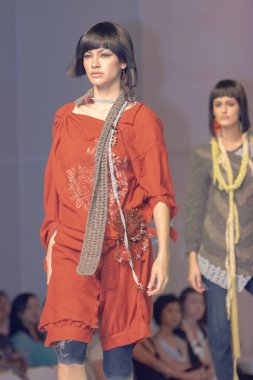Moda şovu, model 12 Temmuz 2007 'de podyumda yürüyor.