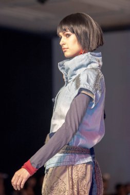 Moda şovu, model 12 Temmuz 2007 'de podyumda yürüyor.