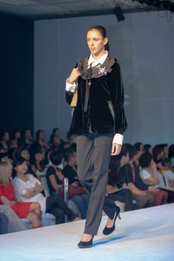 Moda şovu, model 12 Temmuz 2007 'de podyumda yürüyor.