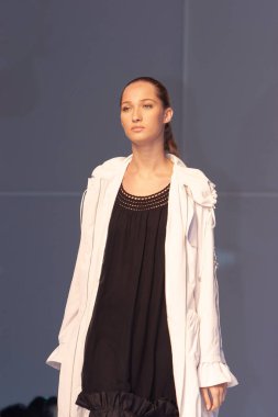 Moda şovu, model 12 Temmuz 2007 'de podyumda yürüyor.