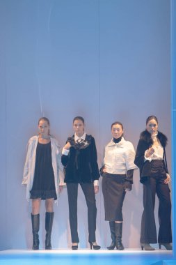 Moda şovu, model 12 Temmuz 2007 'de podyumda yürüyor.