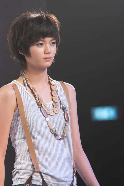 모델은 2007 웨이를 걷는다 — 스톡 사진
