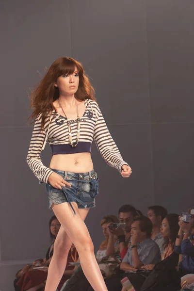 Moda Şovu Model Temmuz 2007 Podyumda Yürüyor — Stok fotoğraf
