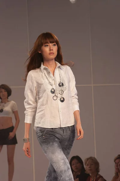 Επίδειξη Μόδας Μοντέλο Περπατά Στο Διάδρομο Ιούλιος 2007 — Φωτογραφία Αρχείου