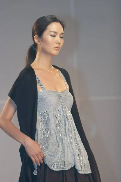 Pokaz Mody Modelka Chodzi Pasie Startowym Lipca 2007 — Zdjęcie stockowe