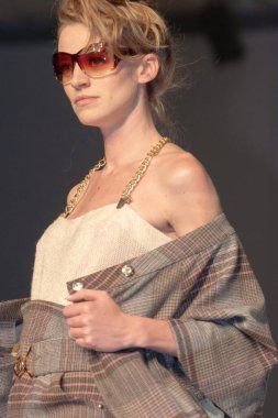 Moda şovu, model 12 Temmuz 2007 'de podyumda yürüyor.