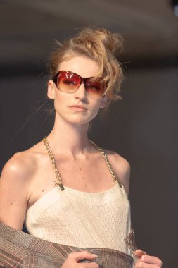 Moda şovu, model 12 Temmuz 2007 'de podyumda yürüyor.