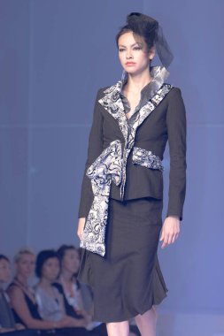 Moda şovu, model 12 Temmuz 2007 'de podyumda yürüyor.