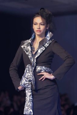 Moda şovu, model 12 Temmuz 2007 'de podyumda yürüyor.