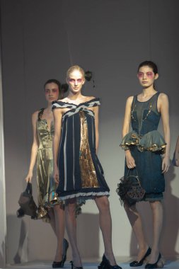 Moda şovu, model 12 Temmuz 2007 'de podyumda yürüyor.