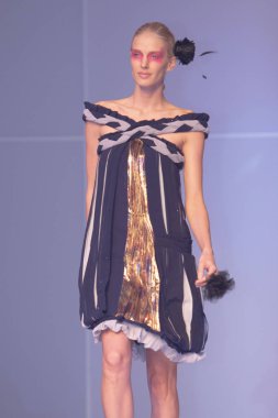 Moda şovu, model 12 Temmuz 2007 'de podyumda yürüyor.