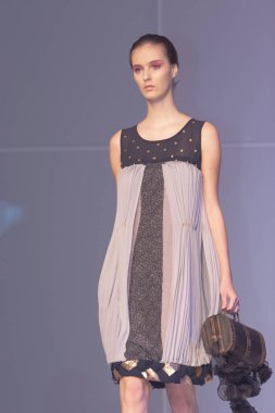 Moda şovu, model 12 Temmuz 2007 'de podyumda yürüyor.