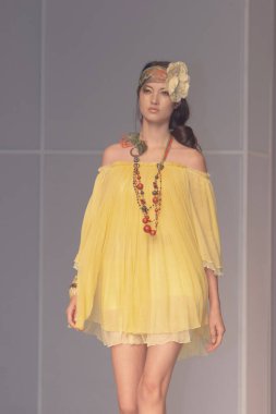 Moda şovu, model 12 Temmuz 2007 'de podyumda yürüyor.