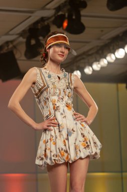 Moda şovu, model 12 Temmuz 2007 'de podyumda yürüyor.