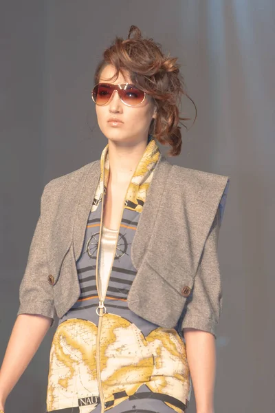 Επίδειξη Μόδας Μοντέλο Περπατά Στο Διάδρομο Ιούλιος 2007 — Φωτογραφία Αρχείου