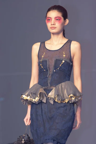 Pokaz Mody Modelka Chodzi Pasie Startowym Lipca 2007 — Zdjęcie stockowe