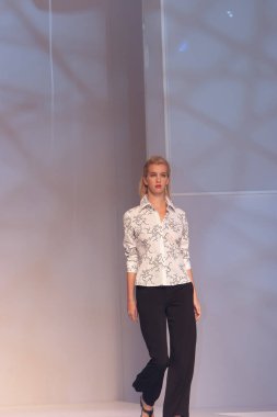 Moda şovu, model 12 Temmuz 2007 'de podyumda yürüyor.