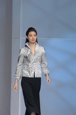 Moda şovu, model 12 Temmuz 2007 'de podyumda yürüyor.