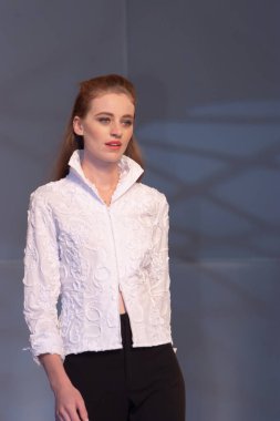 Moda şovu, model 12 Temmuz 2007 'de podyumda yürüyor.