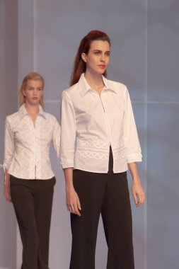 Moda şovu, model 12 Temmuz 2007 'de podyumda yürüyor.