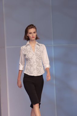 Moda şovu, model 12 Temmuz 2007 'de podyumda yürüyor.