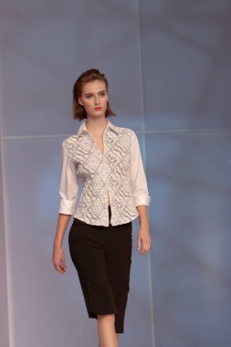 Moda şovu, model 12 Temmuz 2007 'de podyumda yürüyor.