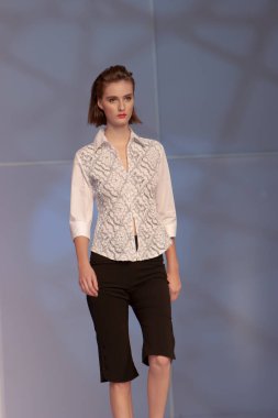 Moda şovu, model 12 Temmuz 2007 'de podyumda yürüyor.