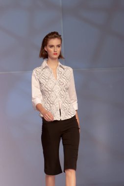 Moda şovu, model 12 Temmuz 2007 'de podyumda yürüyor.