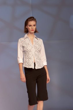 Moda şovu, model 12 Temmuz 2007 'de podyumda yürüyor.