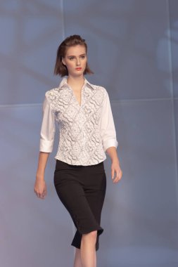 Moda şovu, model 12 Temmuz 2007 'de podyumda yürüyor.