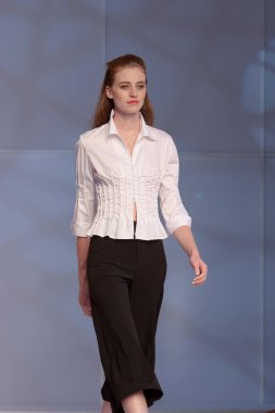 Moda şovu, model 12 Temmuz 2007 'de podyumda yürüyor.