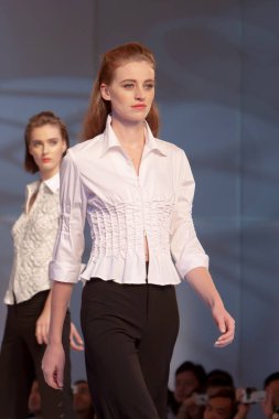 Moda şovu, model 12 Temmuz 2007 'de podyumda yürüyor.