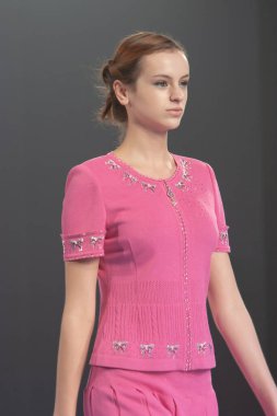 Moda şovu, model 12 Temmuz 2007 'de podyumda yürüyor.