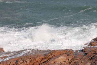 Kayalık bir sahil ve Shek O 'da bulanık su.