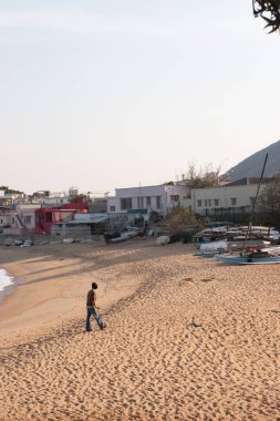 Güneşli bir öğleden sonra kumsalda güneş parlıyor. 