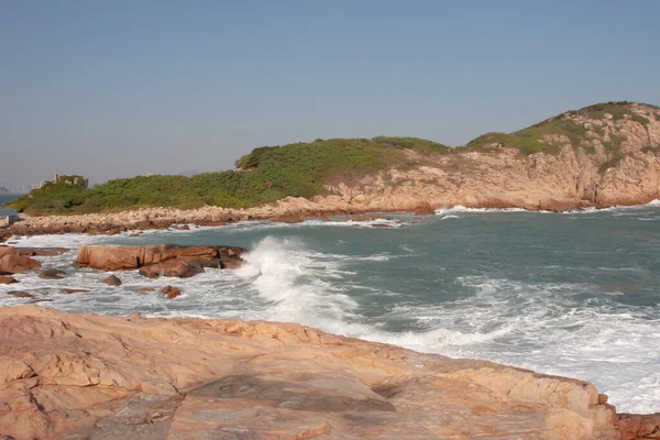 Una Costa Rocosa Del Mar Agua Borrosa Shek — Foto de Stock