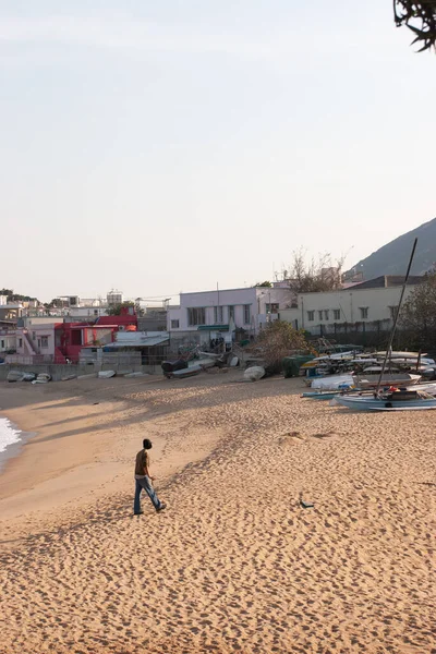 Güneşli bir öğleden sonra kumsalda güneş parlıyor. 