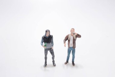 Siyah bir bira, küçük bir figür. 