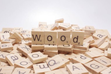 Beyaz Arkaplan üzerindeki ahşap metin bulmacası.