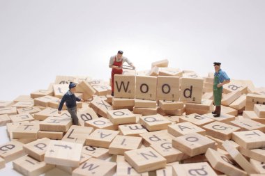 Tahta üzerinde figür olan tahta metin bulmacası