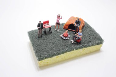 Temizlik süngeri üzerine minyatür kampçılardan oluşan yaratıcı bir düzen.