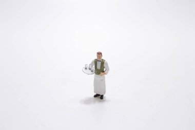 Wgite arka planında minyatür ölçekli model garson