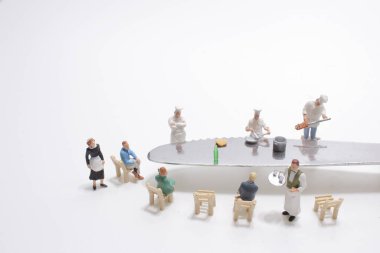 Arkadaşla yemek pişiren mini şef, yemek konsepti..