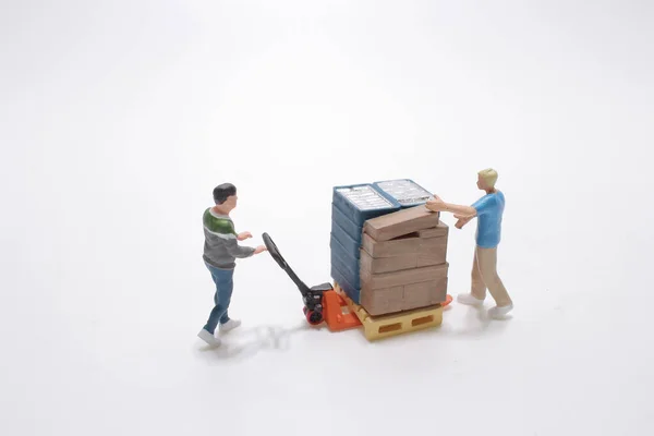 フォークリフトのある二人の労働者は大きな箱を動かし — ストック写真