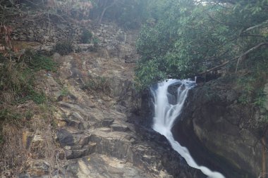 Victoria Road, Hong Kong 'daki Şelale Koyu' nun yukarısında.