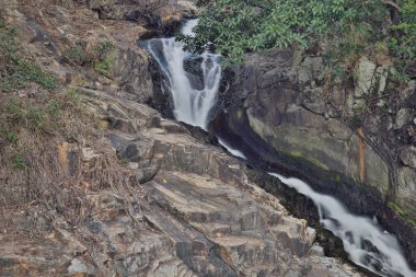 Victoria Road, Hong Kong 'daki Şelale Koyu' nun yukarısında.